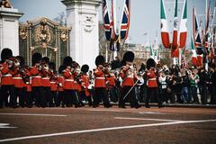 Create Listing: Changing of the Guard Guided Walking Tour – Semi-Private (EN